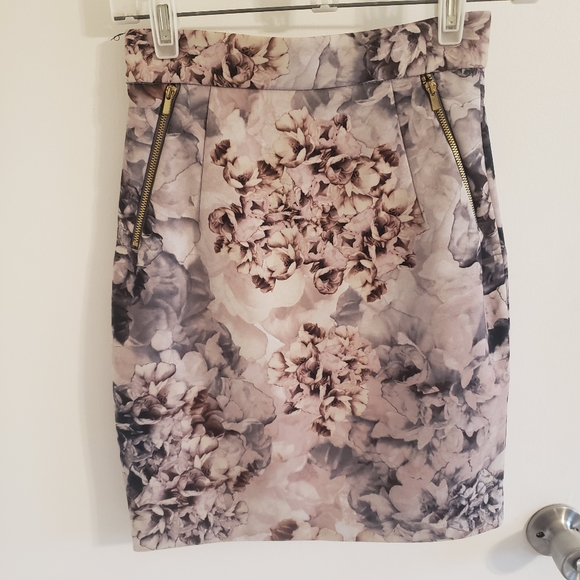 H&M Dresses & Skirts - H&M Floral Skirt